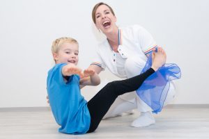 Kinderyoga - Bub bewegt sich mit Tuch