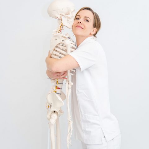Veronika Winter mit Skelett